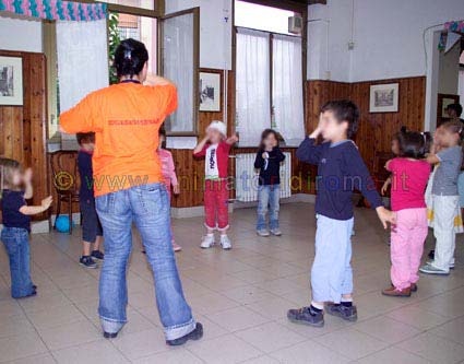 I locali del Centro Anziani Aguzzano durante lo svolgimento di una festa per bambini.
