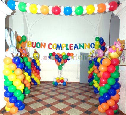 Allestimento buon compleanno e colonne.