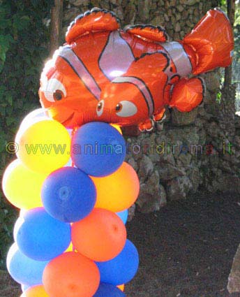 Allestimento con palloncini a colonna Nemo.