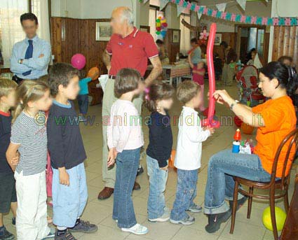 La consegna delle sculture di palloncini.